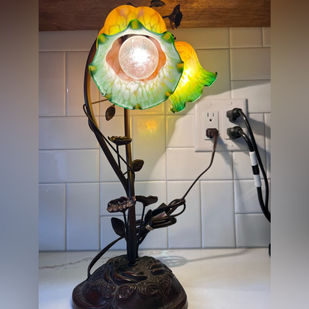 vintage glass tulip lamp tiffany style - Picture 3 of 7